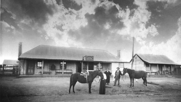 Mon Lazarus and wife holding horses in front of the Cricketers Arms circa 1918. Photo: Family of Lyall Gillespie