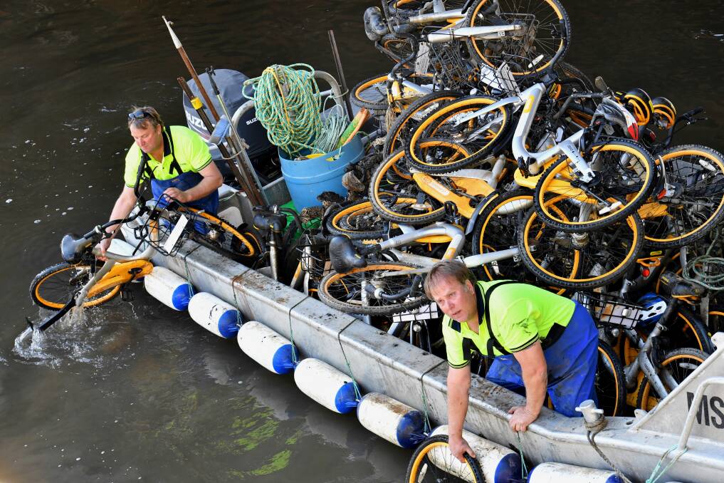 Contractors for O bike collect bicycles from Melbourne's Yarra River. Photo:  Joe Armao