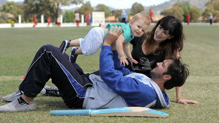 Jono Dean relaxes with wife Kim and nine-month-old son Nixon on Sunday at Chisolm. Photo: Graham Tidy