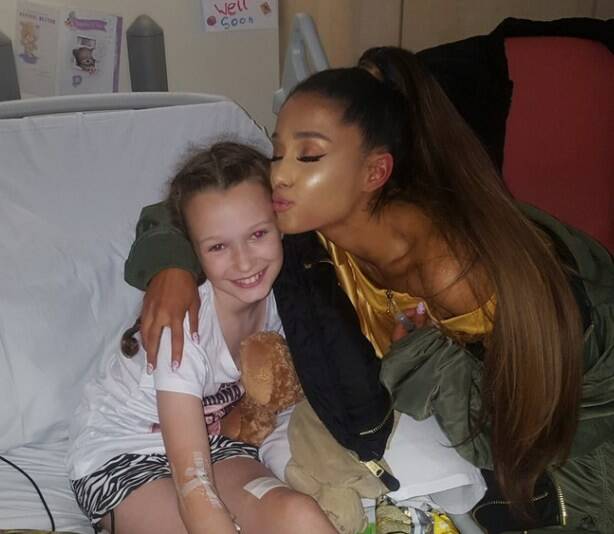 Ariana Grande visits fans in hospital following the Manchester bombing. Photo: Twitter/peter709630