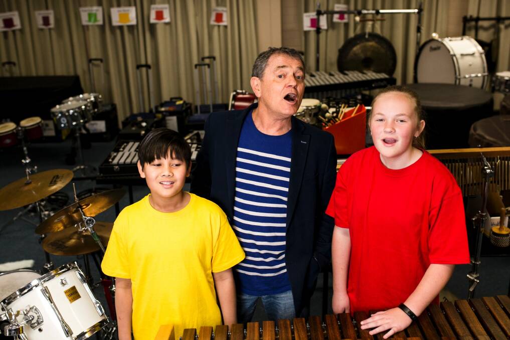 Children's performer Peter Combe has enlisted public school kids as back up singers for his Canberra concert. Ryu Nguyen 10, of Charnwood-Dunlop School, Peter Coomb, and Alara Salvage 11 of Ngunnawal Primary School. Photo: Jamila Toderas