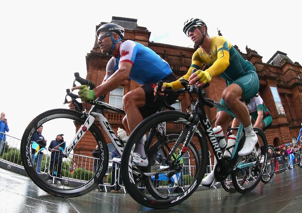 Svein Tuft of Canada and Mark Renshaw of Australia compete during the road race on Sunday. Photo: Getty Images