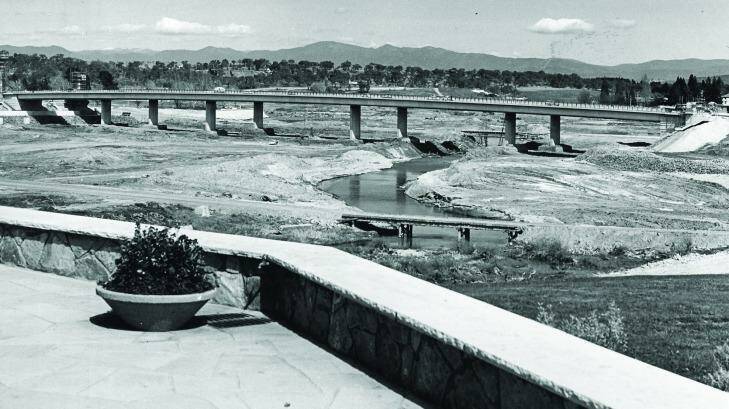 The Commonwealth Bridge under construction in 1962-63. Photo: Pat Purcell