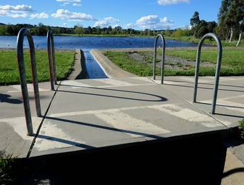 The footbridge at Yerrabi Pond. Photo: Melissa Adams