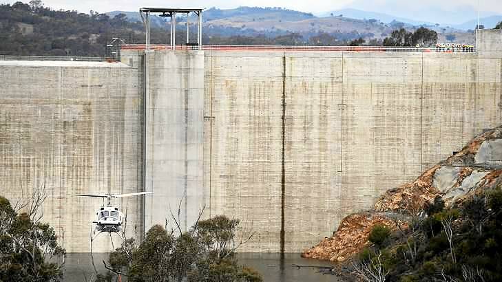 A helicopter lowers a destratification unit at the enlarged Cotter Dam. Photo: Jeffrey Chan