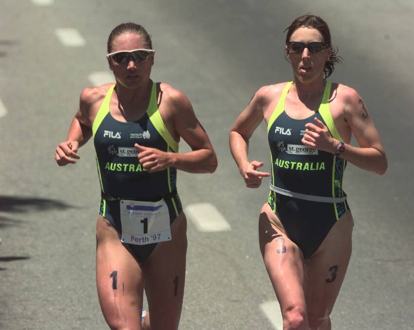 Nothing between them: Emma Carney and Jackie Fairweather (nee Gallagher) in the 1997 World Triathlon Championship final leg. Photo: Tony McDonough