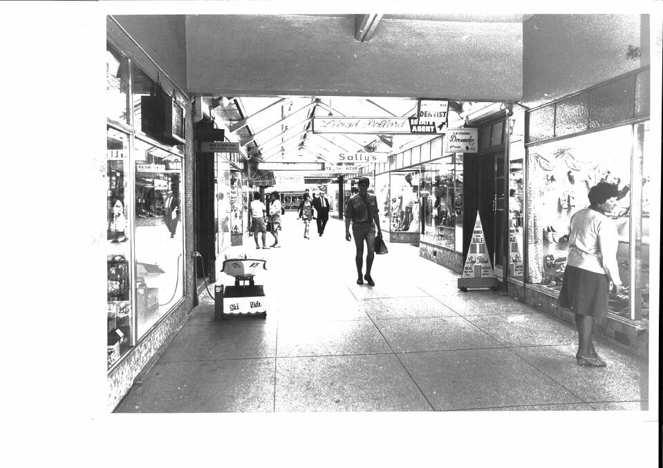 Manuka's shopping strips during the 1980s. Photo: Canberra Times archives.