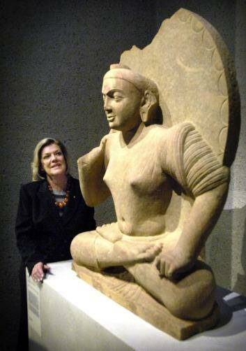 Roslyn Packer with the second century Buddha which was purchased by the NGA in 2007 with her assistance.  Photo: AAP