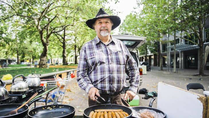 WA Senate candidate Leon Ashby cooking sausages for the disadvantaged in Civic. Photo: Rohan Thomson