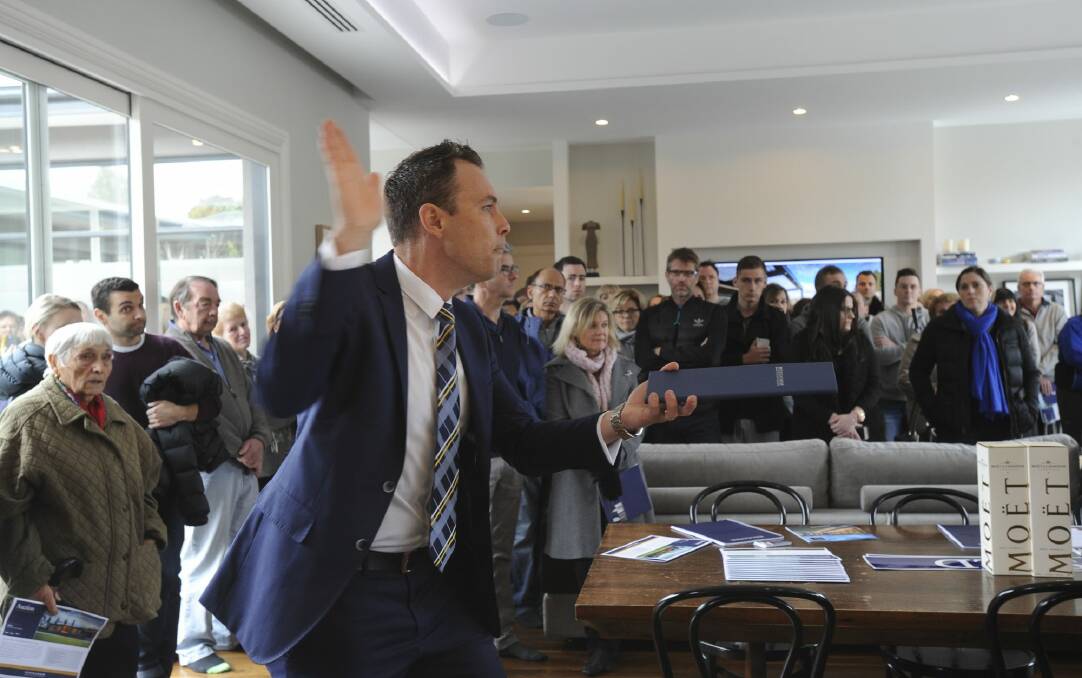 Peter Blackshaw Manuka auctioneer Alec Brown at 48 Captain Cook Crescent, Griffith. Photo: Graham Tidy