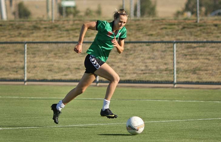 Canberra United captain Ellie Brush is torn over the Ellyse Perry (pictured) situation. Photo: Andrew Sheargold