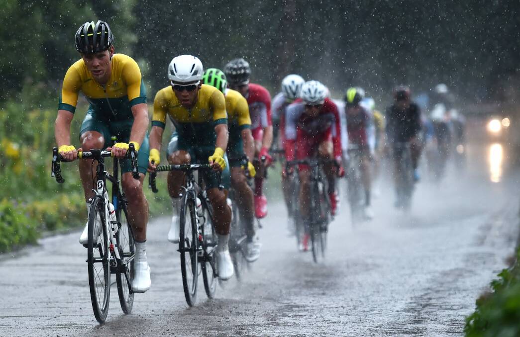 Australia's Mark Renshaw leads the peloton as it chases the Isle of Man's breakaway rider Peter Kennaugh during the men's road race in Glasgow. Photo: Ben Stansall