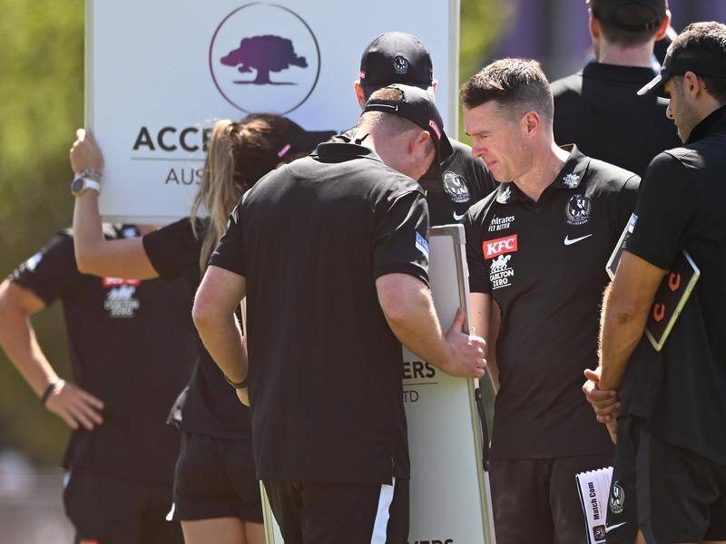 Collingwood coach Craig McRae (centre) says the Magpies can turn around their poor season start. (James Ross/AAP PHOTOS)