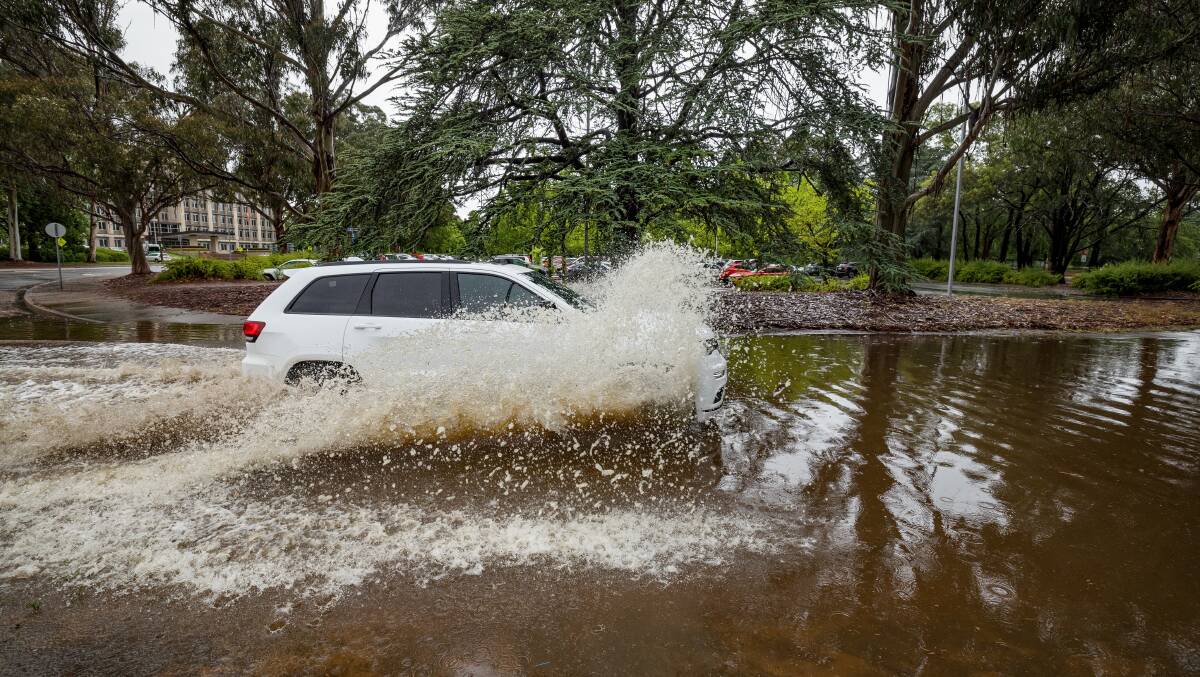 Car navigates a flooded road in Parkes on Monday. Picture by Sitthixay Ditthavong