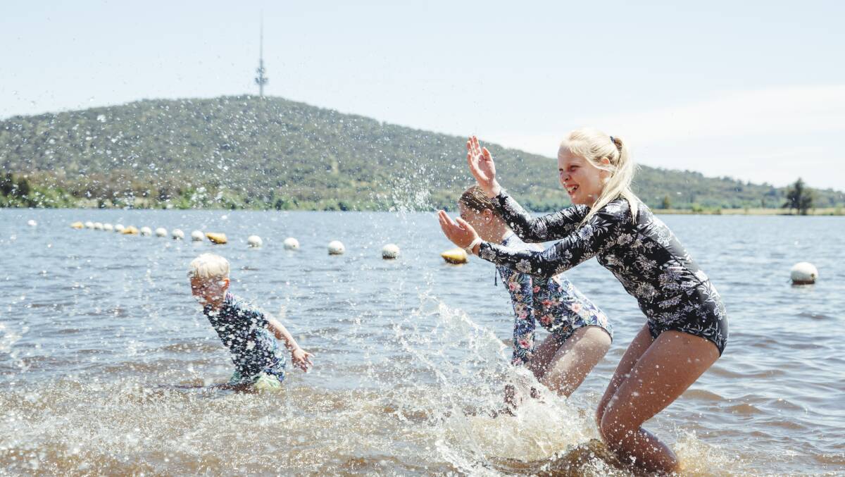 Jake Ridgewell 6, Caitlin Ridgewell 11, and Ellora Hubbard 12 splashing eachother at Lake Burley Griffin. Picture: Dion Georgopoulos 