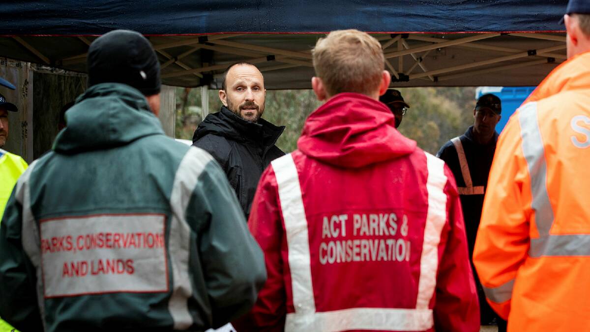 Leading senior constable, Ashley Childs, briefs emergency workers at police search and rescue training exercise at Namadgi National Park. Picture by Elesa Kurtz