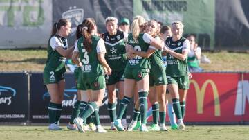 Canberra United players celebrate Michelle Heyman's goal. Picture by Sitthixay Ditthavong