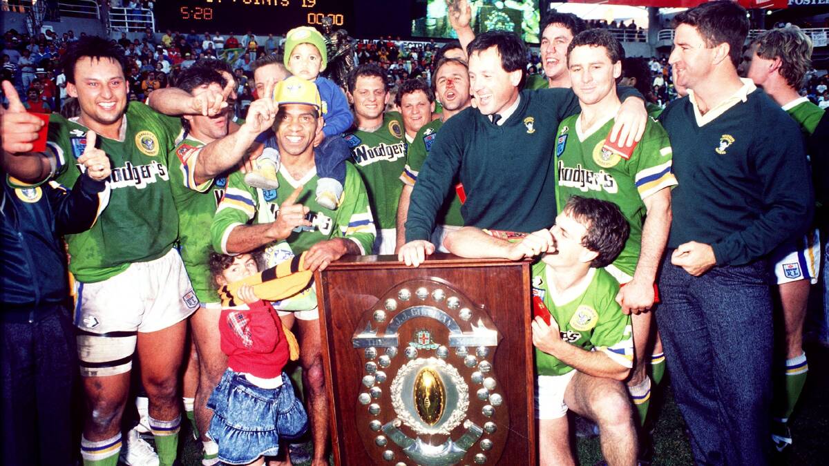 Tim Sheens throws his arm over Ricky Stuart after winning the comp in 1989.