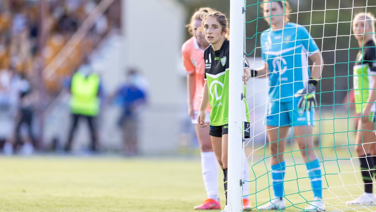 Canberra United's Emma Ilijoski prepares for a corner. Picture: Sitthixay Ditthavong.
