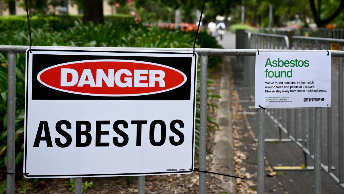 Temporary fences and warning signs in Sydney's Victoria Park. (AAP Image/Dan Himbrechts)