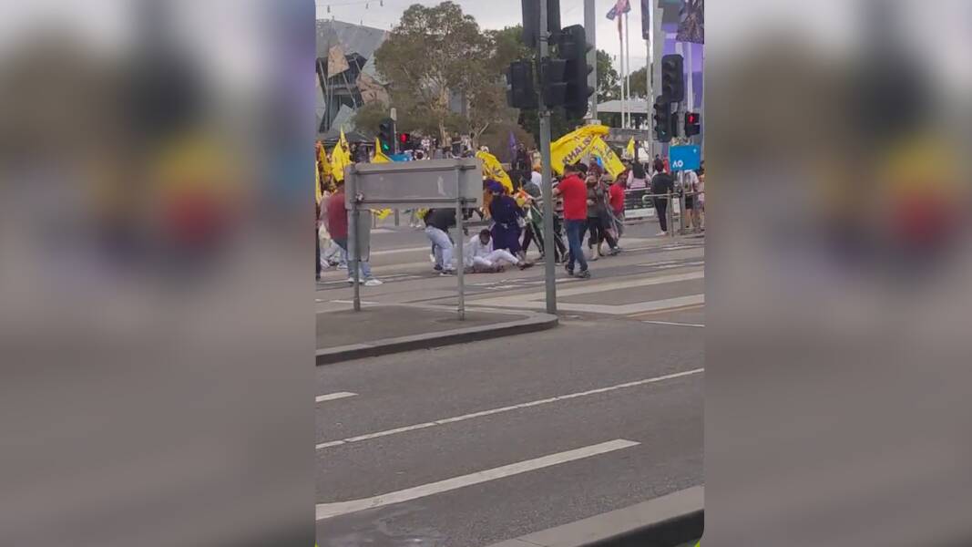 Referendum attendees clash on busy Swanston Street, near Fed Square. Picture from footage published to Twitter. 