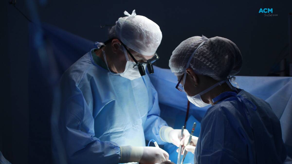 Surgeons focus on an operation. Picture by Carlos Cruz via Canva