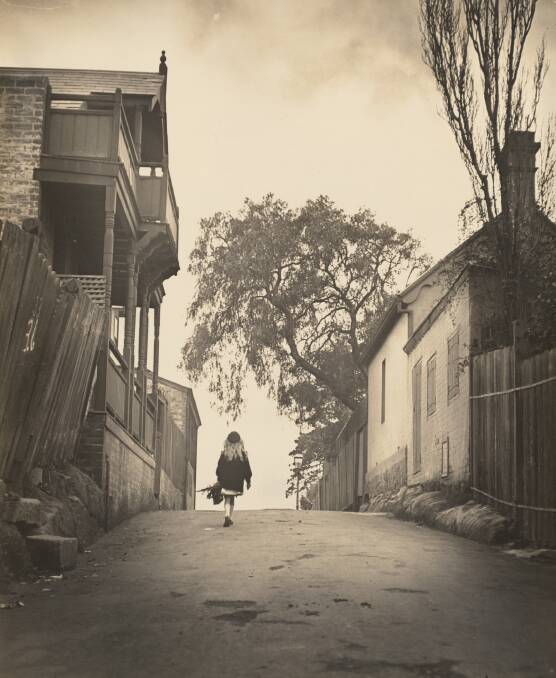 Harold Cazneaux, Going home, North Sydney, New South Wales, 1910, nla.cat-vn6808586 from the National Library exhibition Australian Dreams: Picturing our built world