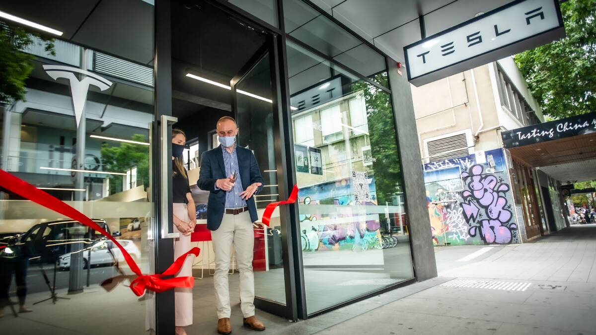 Mr Barr cuts the ribbon on the Bunda Street showroom on Friday morning. Picture: Karleen Minney