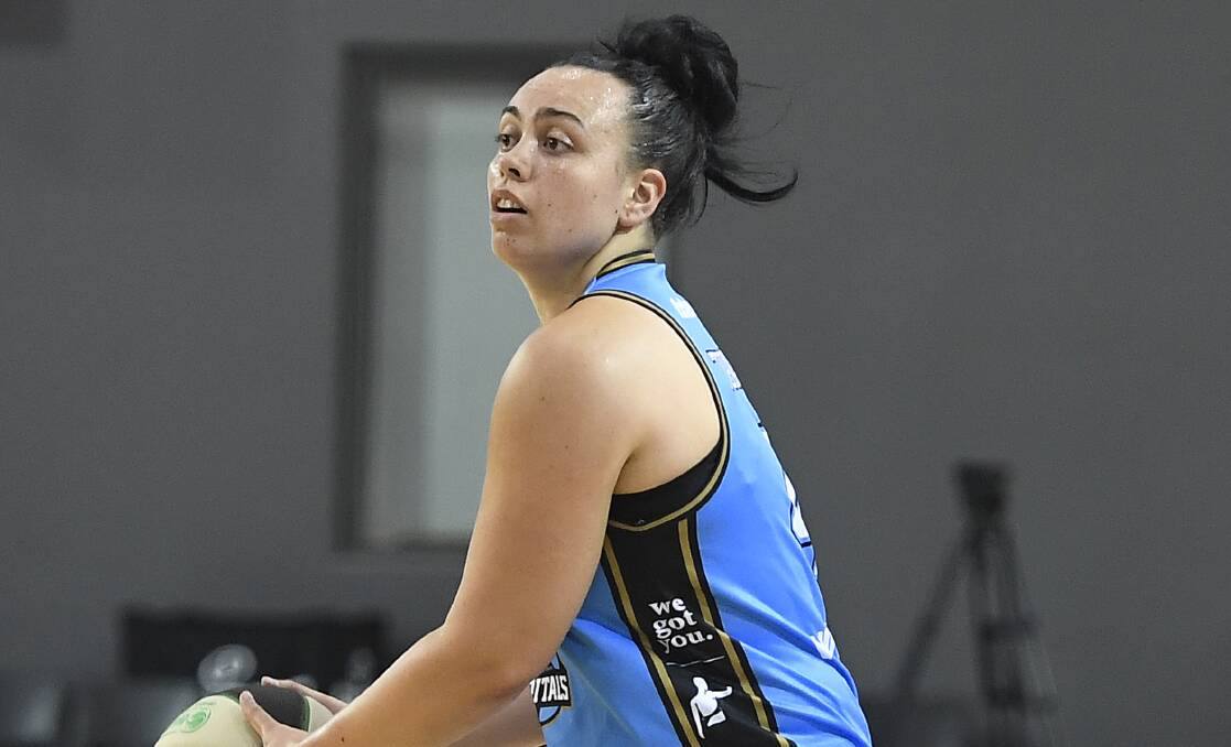 Tahlia Tupaea left the court midway through the third quarter clutching her shoulder. Picture: Getty
