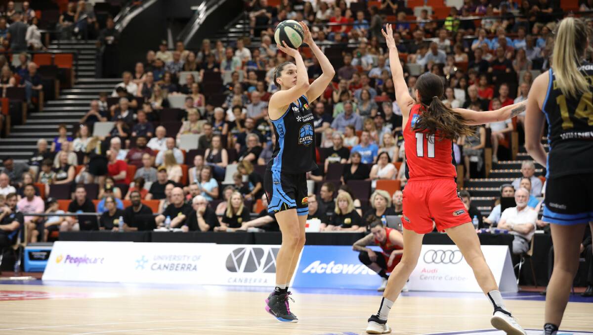 Marianna Tolo was in fine form. Picture; 5 Foot Photography/Canberra Capitals