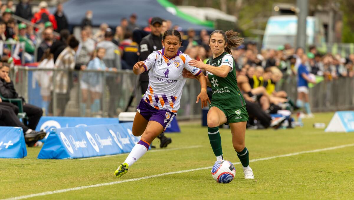 Rasamee Phonsongkham takes on Emma Ilijoski during Perth's clash with Canberra. Picture by Gary Ramage
