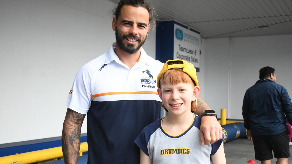 Andy Muirhead with a supporter at the club's fan day on Saturday. Picture: Lachlan Lawson/Brumbies Media