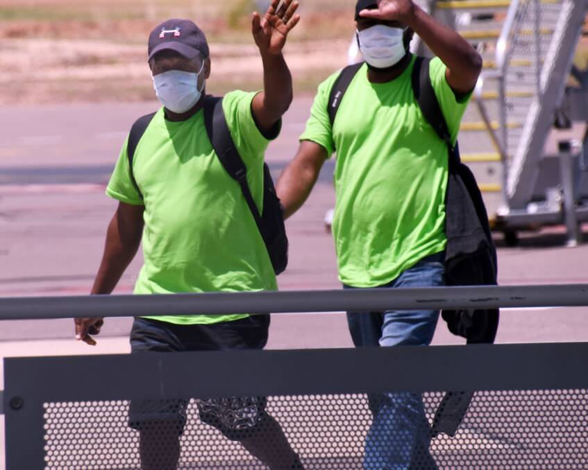 A second planeload of fruit pickers from Vanuatu arrived in Darwin today, but to the disgust of growers headed to quarantine for two weeks even though the harvest has started.