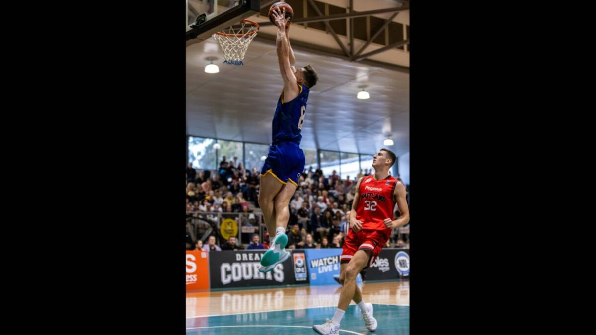 Will Mayfield dunking during the Canberra Gunners' NBL1 East conference win. Picture by Discovery One Photography