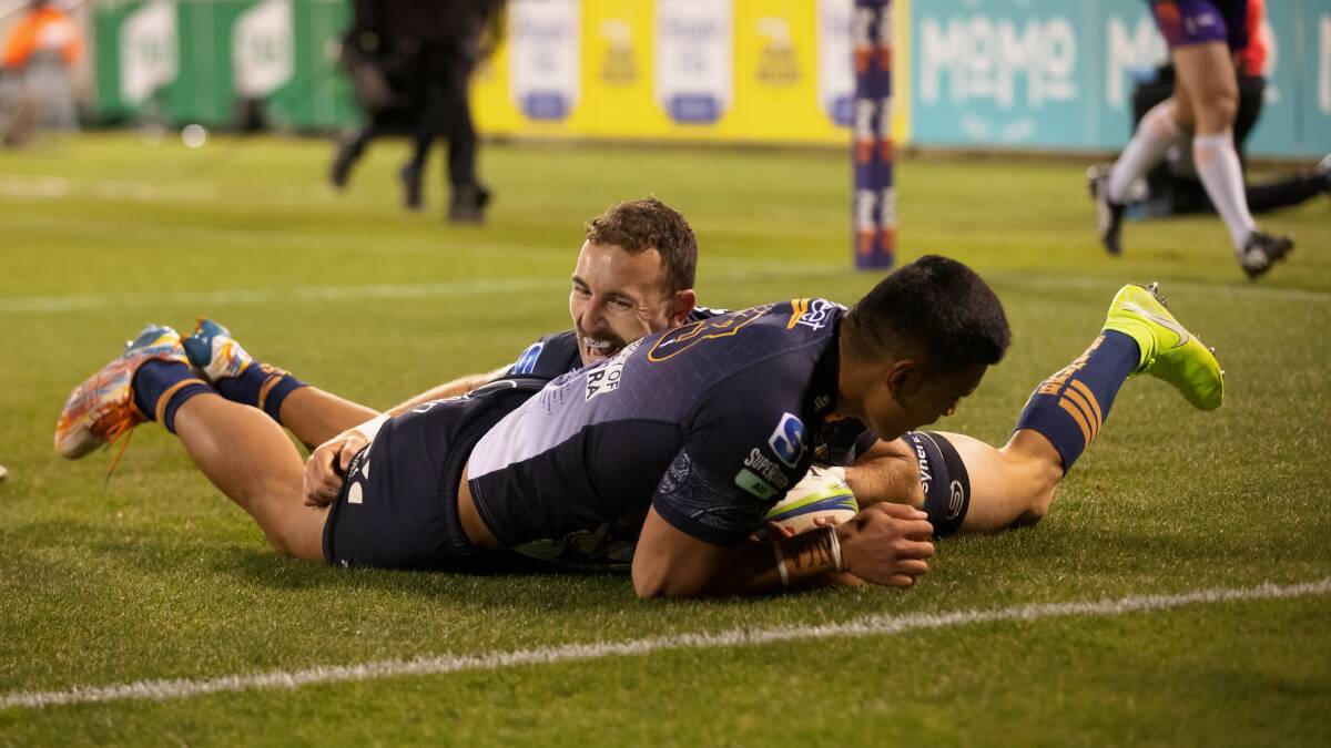 Len Ikitau scores the winning try for the Brumbies. Picture: Sitthixay Ditthavong
