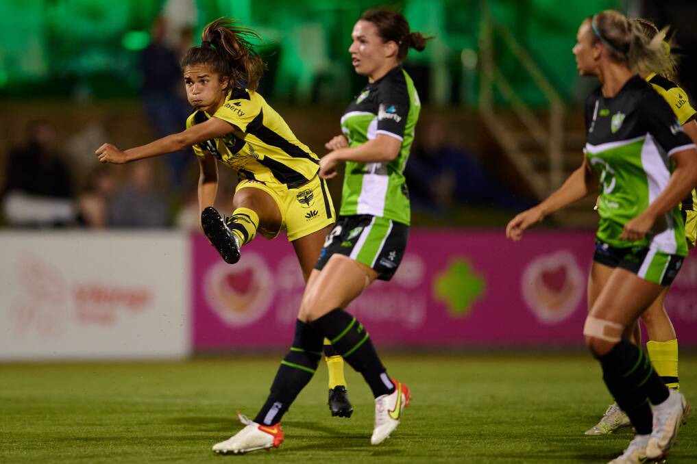 Wellington Phoenix's Chloe Knott hitting the opening goal of the match at Viking Park. Picture: Getty