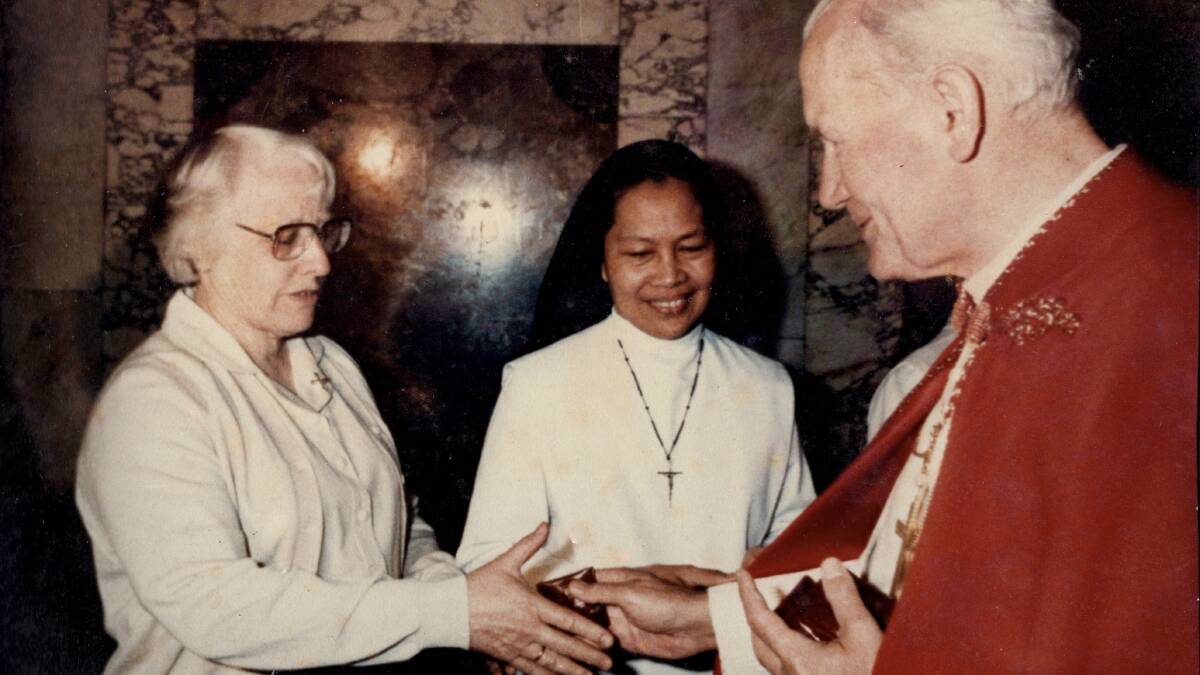 Sister Elizabeth Lusby meets Pope John Paul II. Picture: Supplied