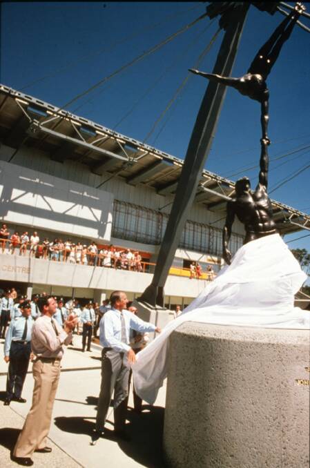 Malcolm Fraser unveils the iconic statue in front of the AIS on January 26, 1981. Picture: AIS