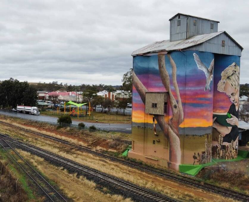 Brisbane artist Daniel Krause gives Dunedoo silo new life