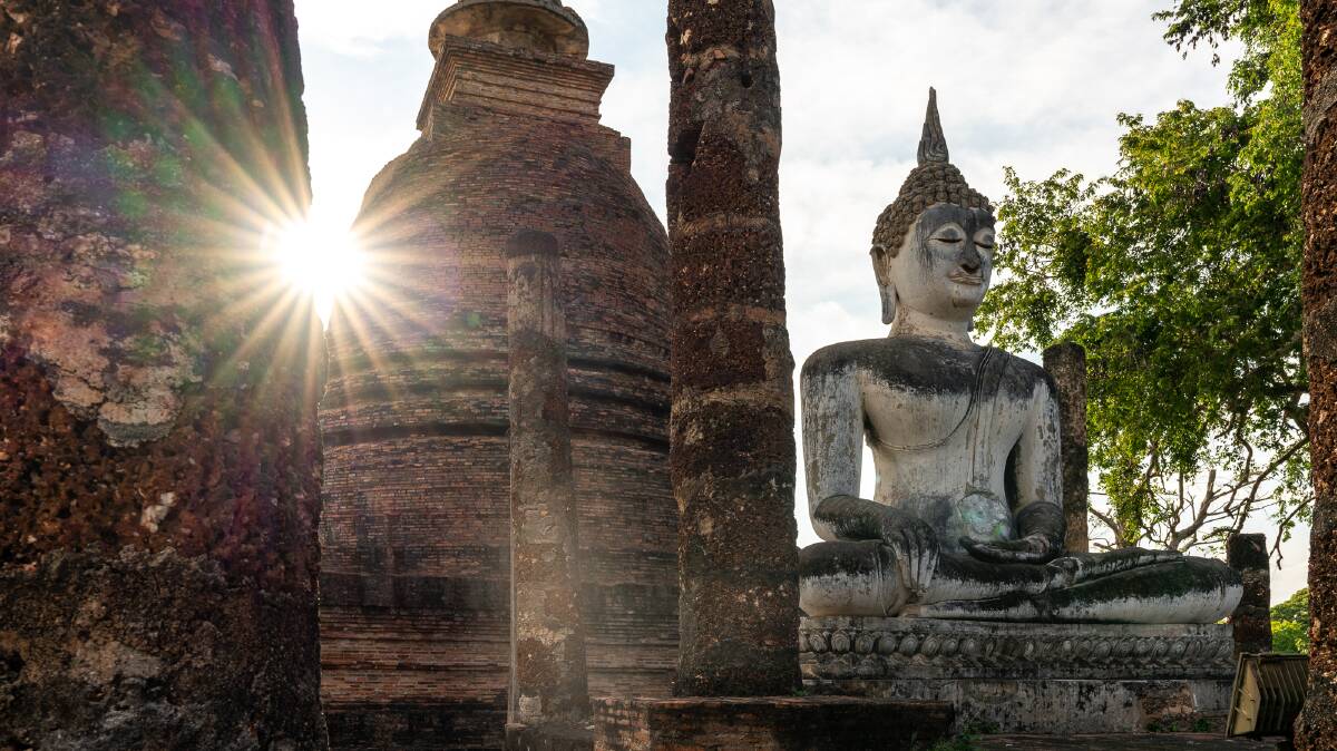 Statues of the Buddha have a slight smile and arched eyebrows in the Sukhothai art style.