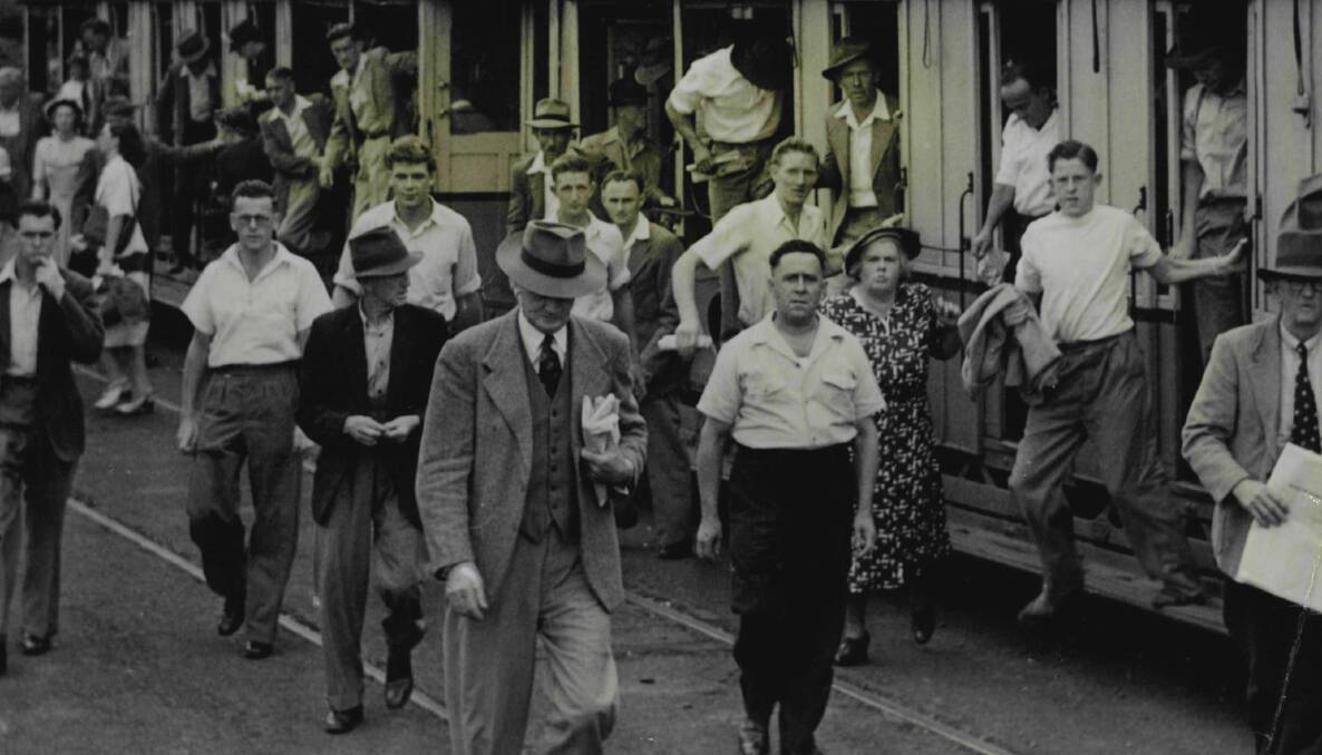 It's an old problem. Did these Sydney-siders understand the etiquette of the tram in 1950?