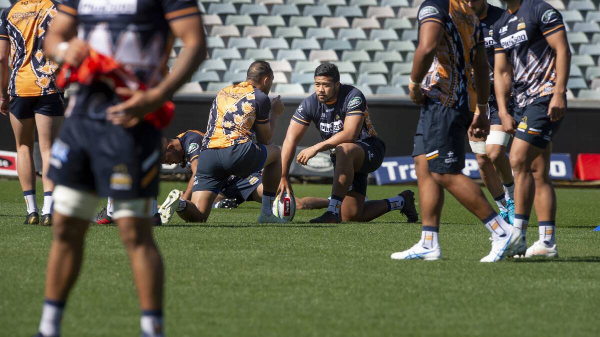 Christian Lealiifano speaks to Folau Fainga'a at the Brumbies captain's run on Friday morning. Photo: Sitthixay Ditthavong