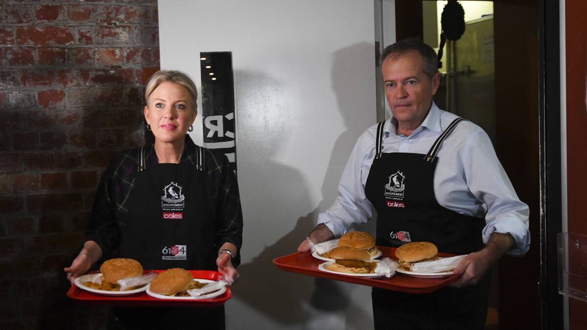 Australian Opposition Leader Bill Shorten and his wife Chloe serve food during a visit to the Salvation Army's Lighthouse Cafe in Melbourne. Photo: AAP
