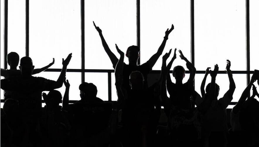 @wakeupsitt: Canberra Raiders fans perform the Viking clap.