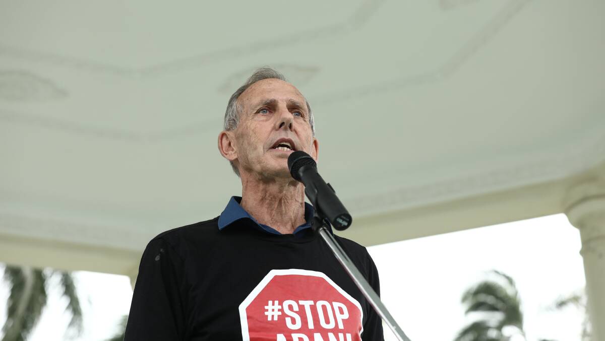 Former Greens leader Bob Brown led a Stop Adani rally in Mackay on Saturday, next to the pro-coal protest. Photo: Dominic Lorrimer