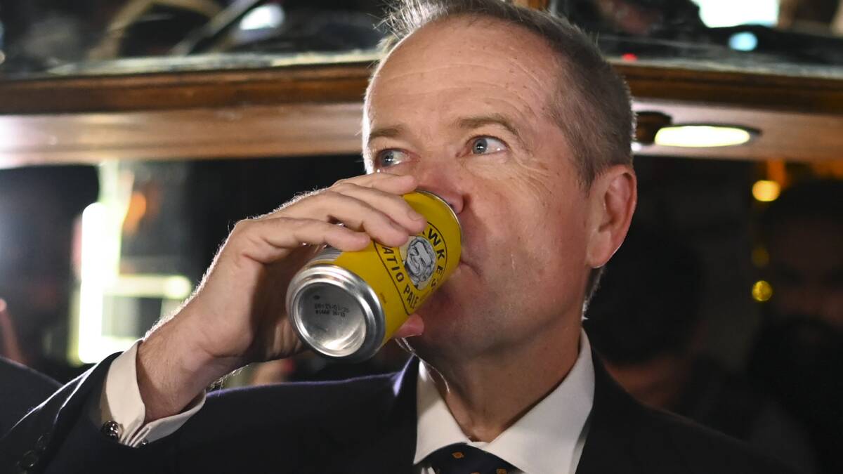 Australian Opposition Leader Bill Shorten pays tribute to former Australian Prime Minister Bob Hawke by drinking a beer at the John Curtin Hotel in Melbourne on Friday. Picture: AAP