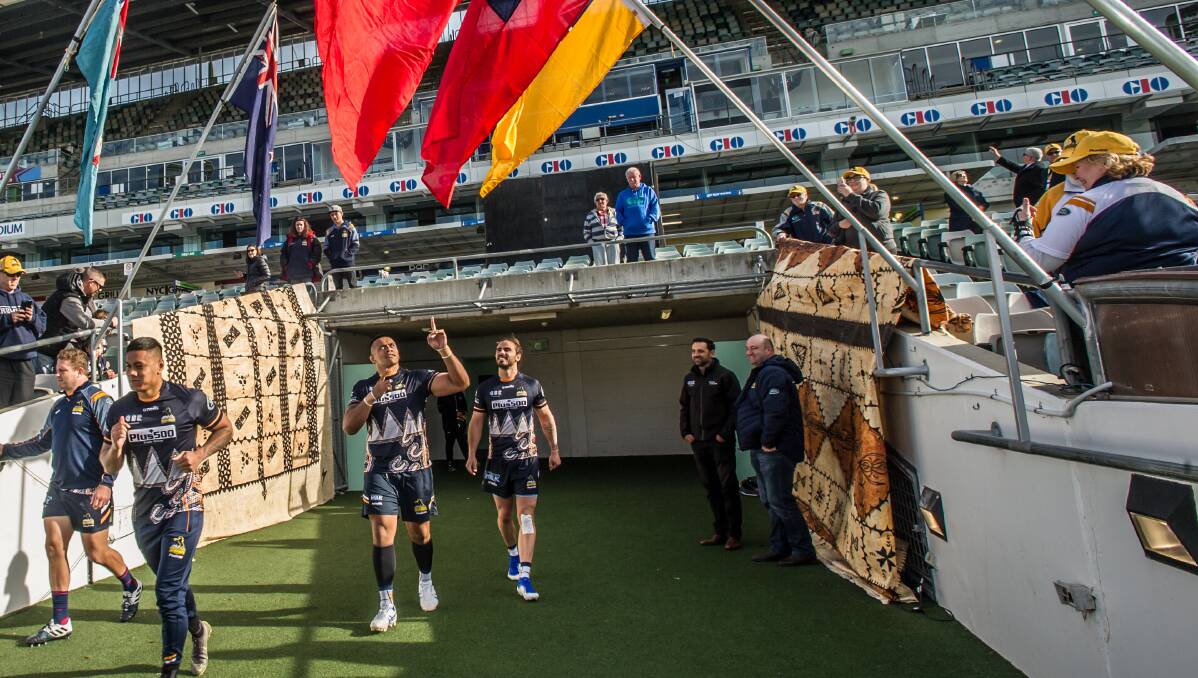 Alan Alaalatoa poiints to his native flag upon entering the stadium. Picture: Karleen Minney.