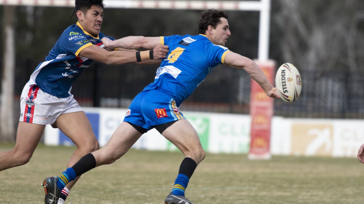 Warriors' Ryley Thomas offloads. Picture: Sitthixay Ditthavong