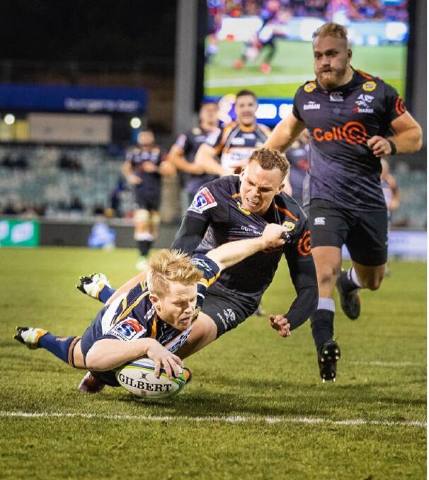 @wakeupsitt: Matt Lucas scores a runaway try to seal a Brumbies victory over the Sharks in the super rugby quarter-final at home.