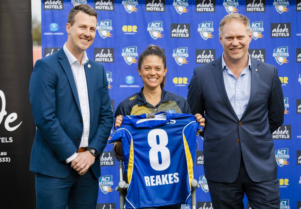 Angela Reakes [centre] is taking over from Erin Osborne as the Meteors' skipper. Picture: Jamila Toderas